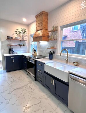 Fridge, microwave, oven, stovetop - Historic Olympia Home in the heart of Olympia. Close to everything. (Olympia)