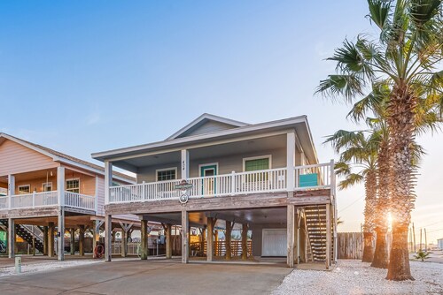 Bikini's and Martini's Pool, Close to Beach, Pet Friendly, and Games