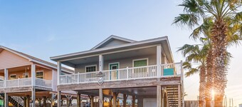 Bikini's and Martini's Pool, Close to Beach, Pet Friendly, and Games