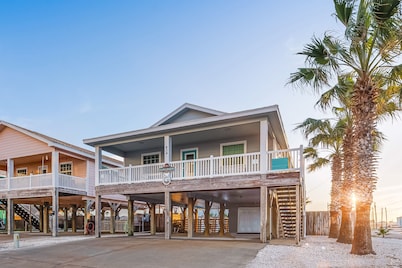 Bikini's and Martini's Pool, Close to Beach, Pet Friendly, and Games