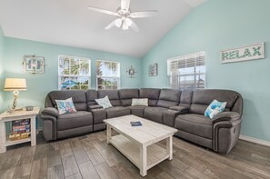 Smart TV - Bikini's and Martini's Pool, Close to Beach, Pet Friendly, and Games (Port Aransas)
