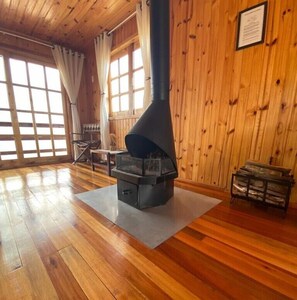 Standard-Ferienhütte | Wohnbereich | Kamin