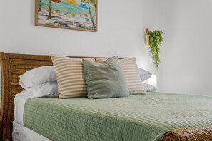 3 bedrooms, iron/ironing board, WiFi, bed sheets - Deja Blue Beach House - West End PCB - Golf Cart included! (Panama City Beach)