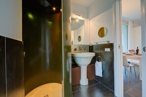 Shower, bidet, towels