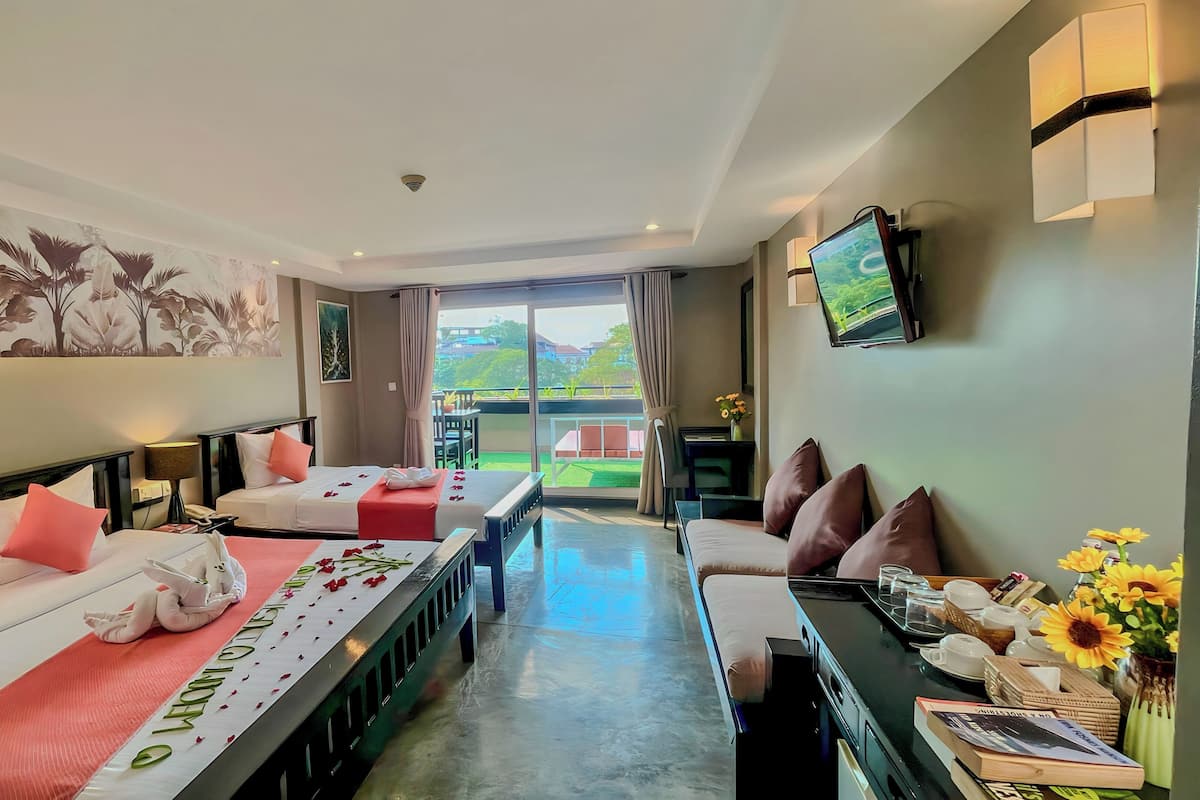 Family Room With Terrace - River/City View