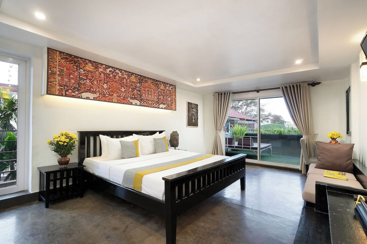 Junior Suite With Terrace - River/City View | Minibar, una cassaforte in camera, con stile personalizzato