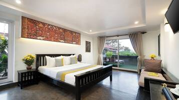 Junior Suite With Terrace - River/City View | Bar mini, peti besi dalam bilik, dihias secara berasingan