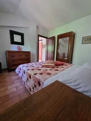 5 Schlafzimmer, Schreibtisch, Bügeleisen/Bügelbrett, WLAN