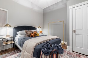 3 bedrooms, desk, iron/ironing board, travel cot