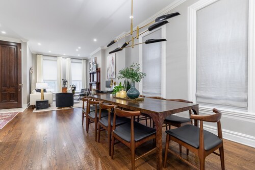 Gorgeous 3BR River North Condo - Free Parking