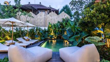 Piscina externa, guarda-sóis, espreguiçadeiras
