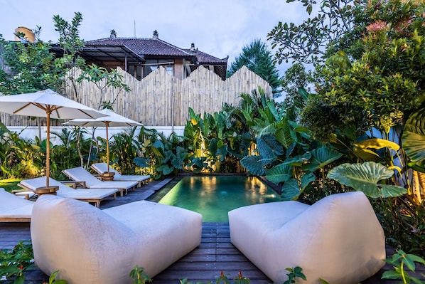 Piscine extérieure, parasols, chaises longues