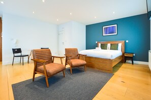 Ropa de cama hipoalergénica y tabla de planchar con plancha 