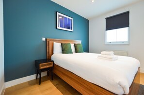 Ropa de cama hipoalergénica y tabla de planchar con plancha 