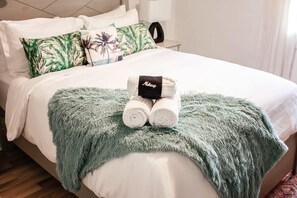 2 bedrooms, iron/ironing board, WiFi, bed sheets - Sojourn Beachside Hideaway 2 BR (Norfolk)