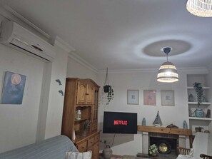 TV, fireplace - Casa Delfin, close to the beach. (Punta Umbría)