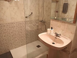 Douche, séchoir à cheveux, serviettes fournies