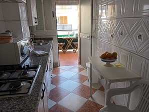 冰箱、微波炉、茶具/咖啡用具、厨具/餐具