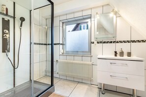 Ducha, artículos de tocador gratuitos, secador de pelo, toallas