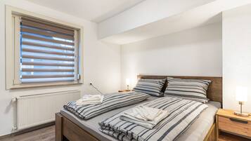 5 bedrooms, desk, free WiFi, bed sheets