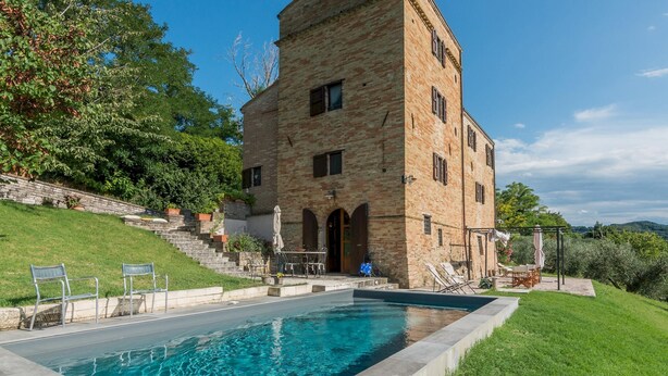 A large stone building with a swimming pool, surrounded by greenery and a stone staircase. - Casatorre 6 2 Emma Villas (Saludecio)