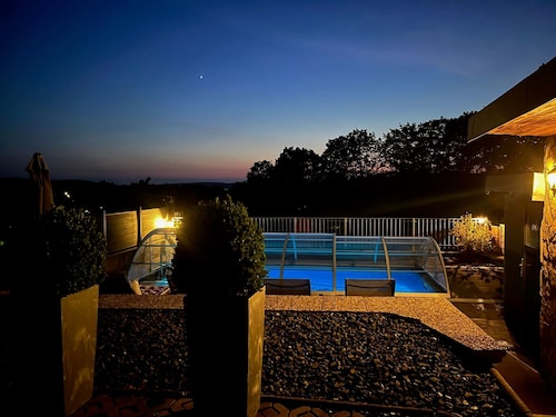 Ferienhaus 'Eisfelder Blick' mit privatem Pool (Mai-Sep.), privater Terrasse und WLAN