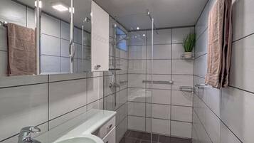 Regadera, secadora de cabello, toallas