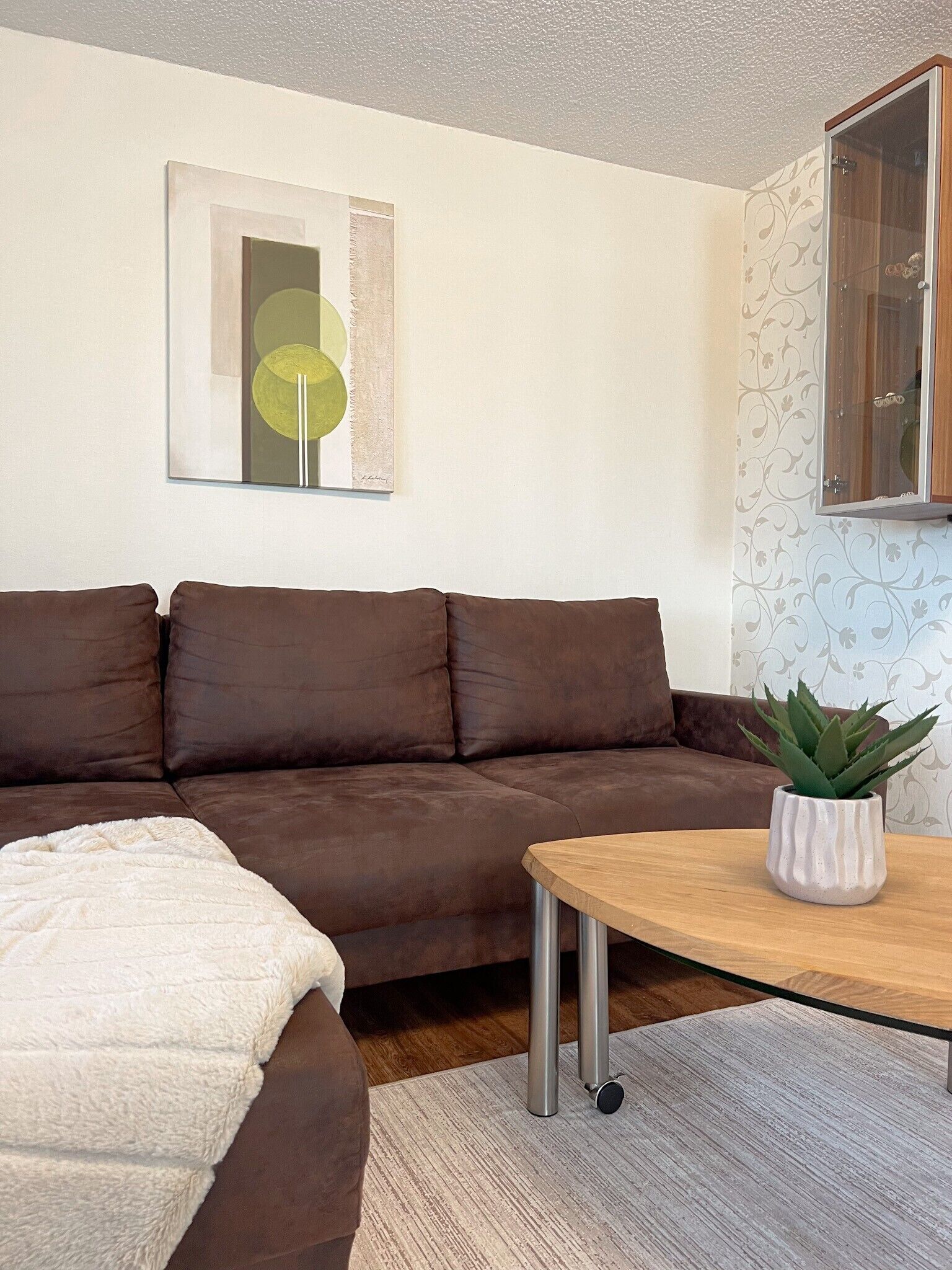 Een televisie en een stereo