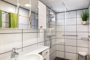 Ducha, secador de pelo y toallas
