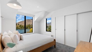 4 quartos, escrivaninha, ferros/tábuas de passar roupa