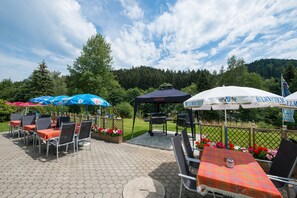 Outdoor dining - Holiday Home 'Gruppenferienhaus Dressel' with Mountain View, Shared Terrace and Wi-Fi (Warmensteinach)