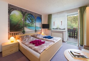 26 bedrooms, free WiFi, bed sheets - Holiday Home 'Gruppenferienhaus Dressel' with Mountain View, Shared Terrace and Wi-Fi (Warmensteinach)