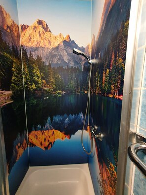 Dusche, kostenlose Toilettenartikel, Haartrockner, Handtücher