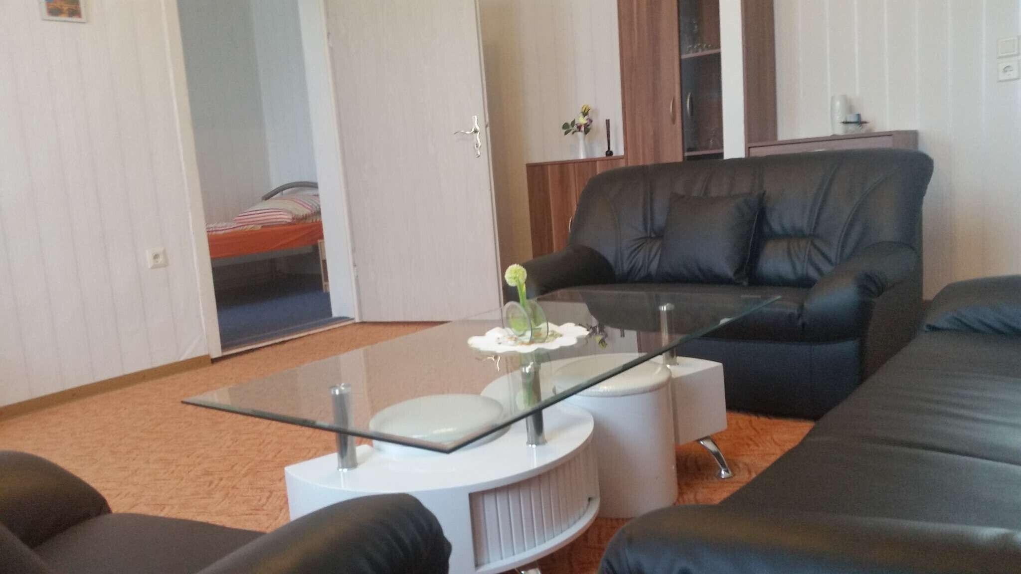 Een televisie, een dvd-speler en een stereo