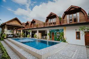 Outdoor pool - The Garuda Hostel & Accomodation (Penida Island)