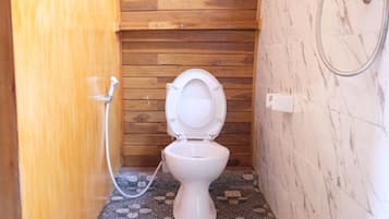 Habitación doble Deluxe | Baño | Amenidades de baño gratuitas