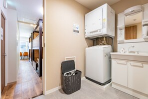 ベーシック アパートメント | バスルーム | ヘアドライヤー、タオル、トイレットペーパー