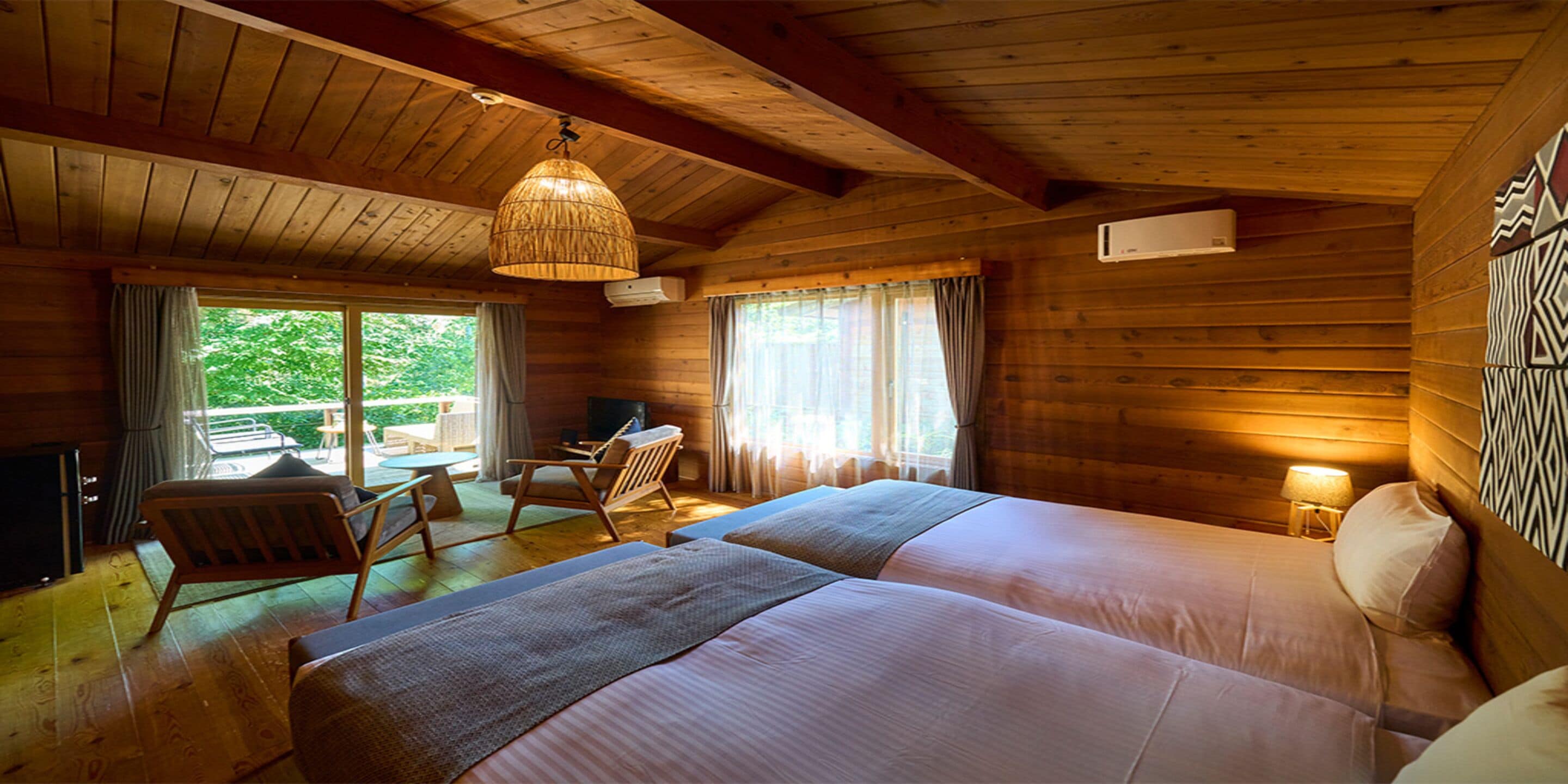 ベーシック キャビン シングルベッド 2 台 | ミニバー、セーフティボックス (室内)、デスク、遮光カーテン