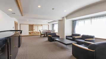 Premium Room | Minibar, in-room safe, desk, blackout drapes