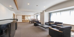 尊荣客房 | 迷你吧、客房内保险箱、办公桌、遮光窗帘