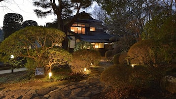 2 間餐廳;供應午餐、晚餐;日本菜