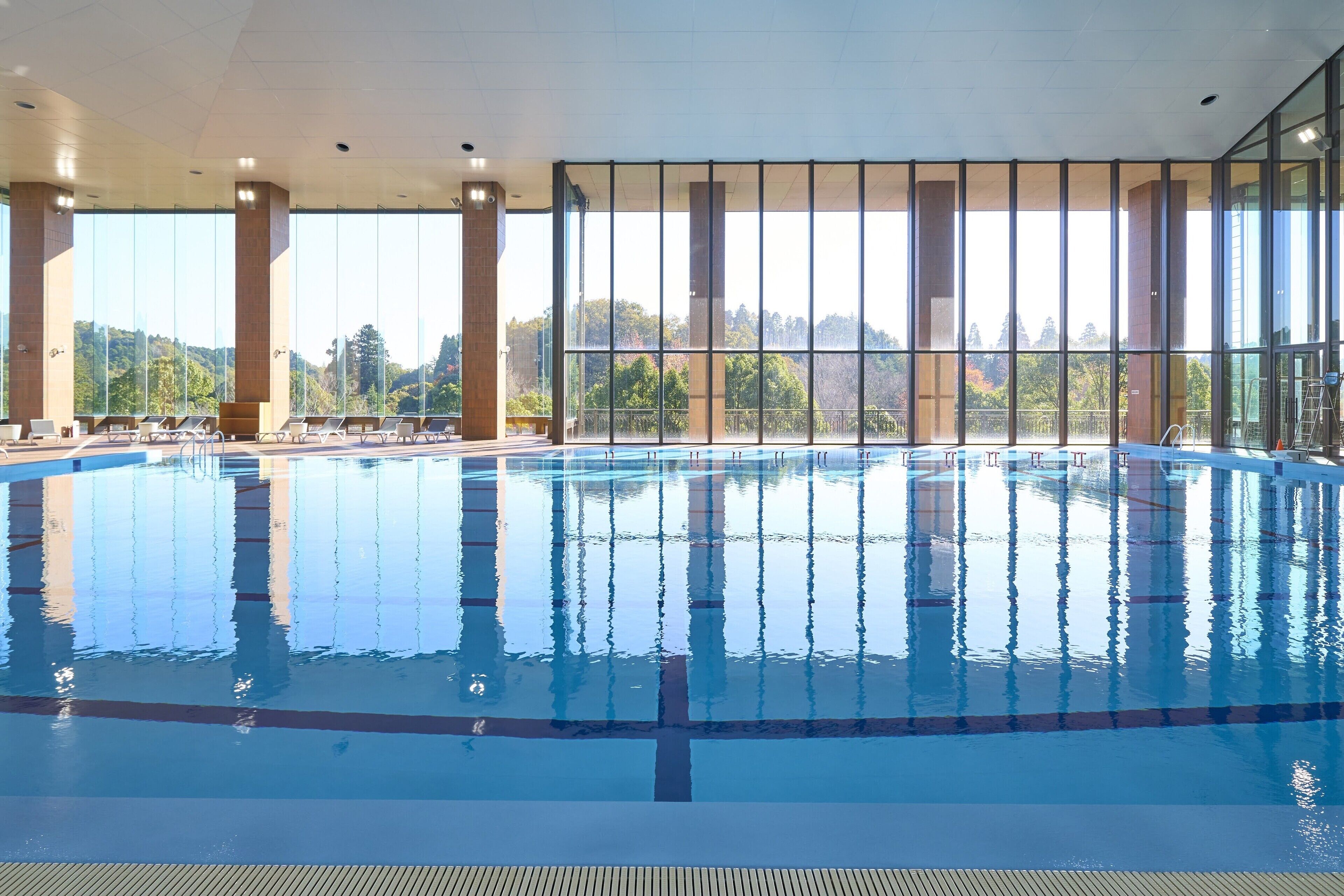 Piscina coperta, piscina stagionale all'aperto