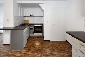 Fridge, microwave, oven, stovetop - Apartment 'Heikes Ferienwohnung' with Balcony and Wi-Fi (Schauenburg)