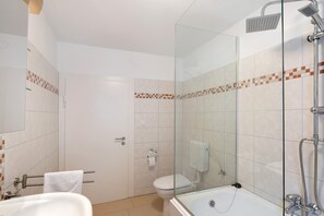 Douche, sèche-cheveux, serviettes fournies