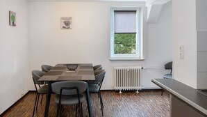 Una cocina moderna con comedor, una ventana con vistas y un radiador.