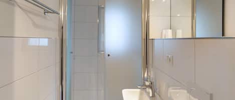 Douche, sĂšche-cheveux, serviettes fournies