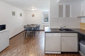 Fridge, microwave, oven, stovetop - Apartment 'Heikes Ferienwohnung' with Balcony and Wi-Fi (Schauenburg)