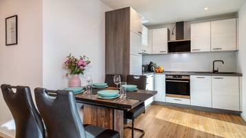 冰箱、微波炉、烤箱、炉灶