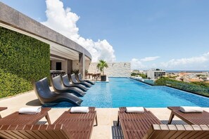 Outdoor pool - Stylish Studio in Playa del Carmen with Rooftop Pool Walk to Beach & 5th Avenue (Playa del Carmen)