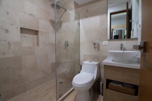 Dusj, hårføner, sjampo og toalettpapir